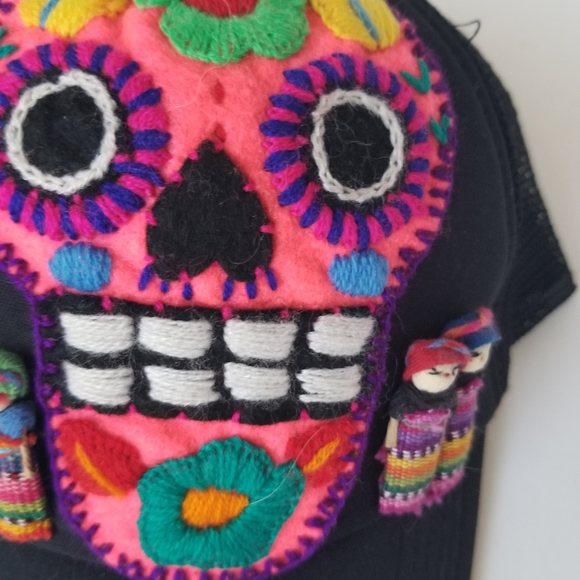 Embroidered hat - Picture 5 of 6